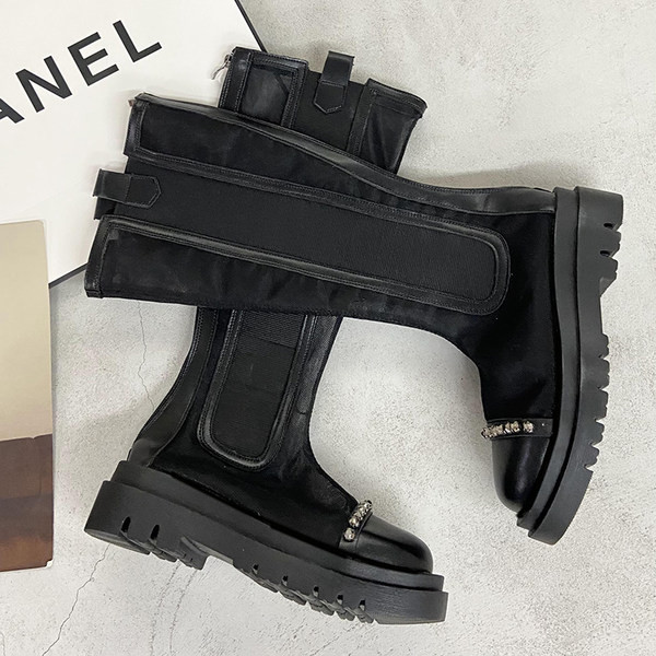 Cizme de dama stilate model rotunjit cu elemente metalice