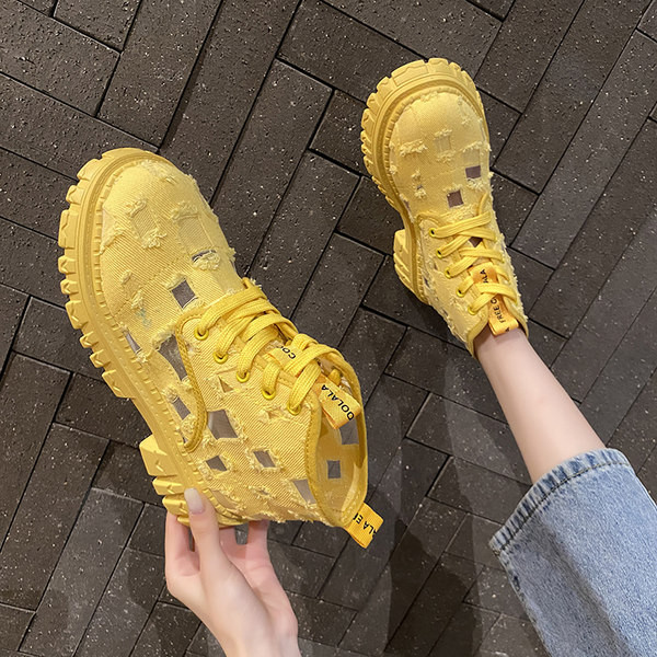 Női alkalmi csizma fűzővel és durva talppal