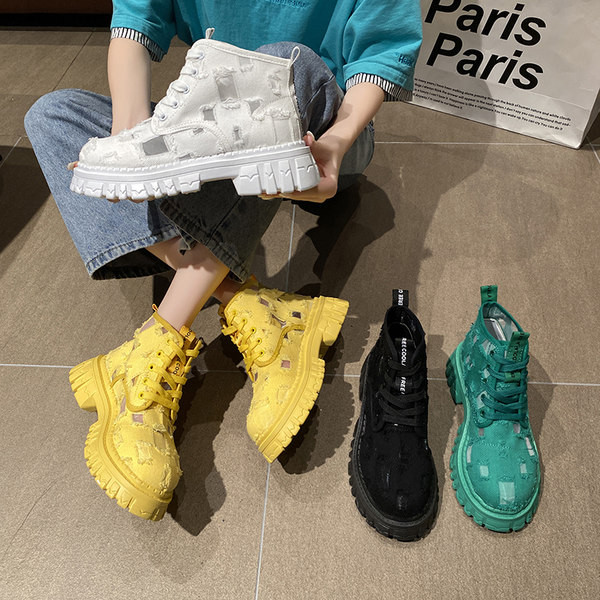 Női alkalmi csizma fűzővel és durva talppal