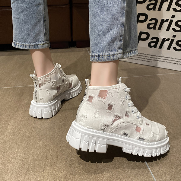 Női alkalmi csizma fűzővel és durva talppal