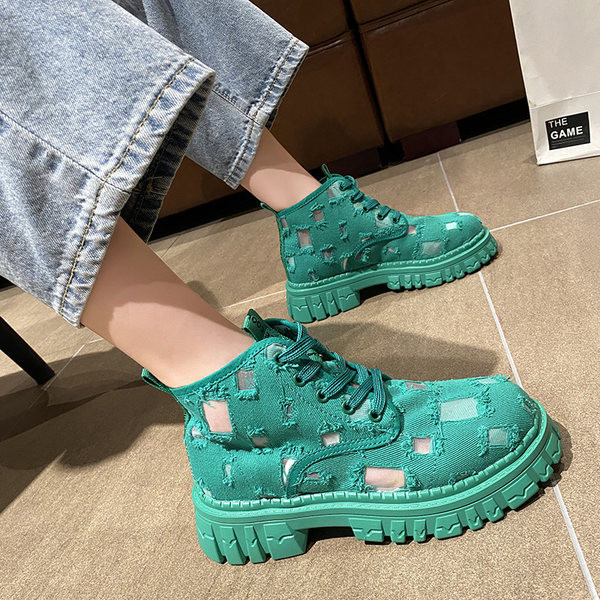 Női alkalmi csizma fűzővel és durva talppal