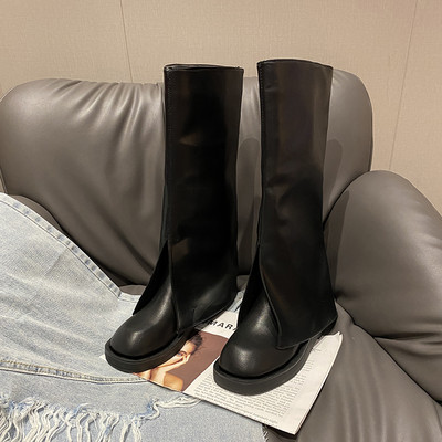 Μοντέρνες μπότες απλό μοντέλο με επίπεδη σόλα