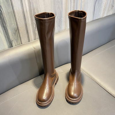 Μοντέρνες γυναικείες μπότες με τραχύ μονό μονό μοντέλο