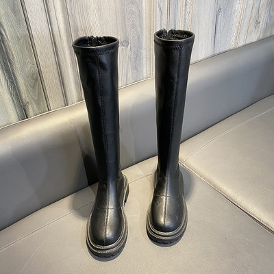 Μοντέρνες γυναικείες μπότες με τραχύ μονό μονό μοντέλο