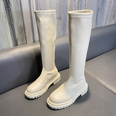 Μοντέρνες γυναικείες μπότες με τραχύ μονό μονό μοντέλο