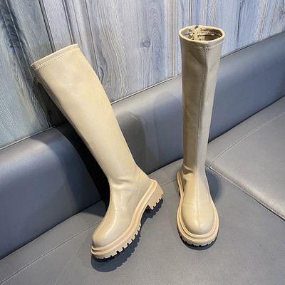 Μοντέρνες γυναικείες μπότες με τραχύ μονό μονό μοντέλο