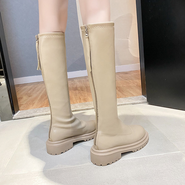 Μοντέρνες γυναικείες μπότες με τραχύ μονό μονό μοντέλο