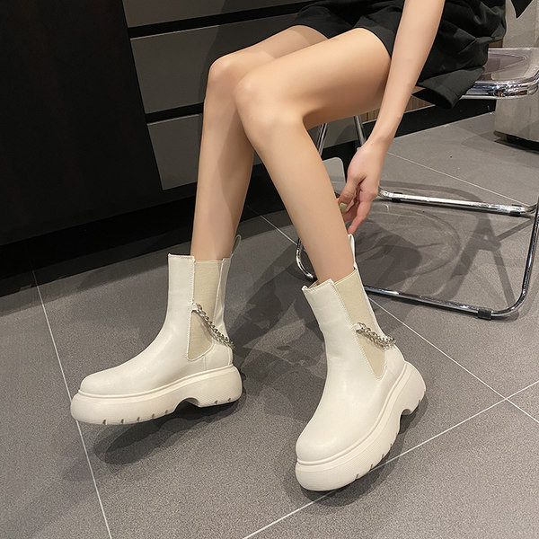 Κομψές γυναικείες μπότες απλό μοντέλο με μεταλλικά στοιχεία