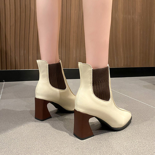 Μοντέρνες γυναικείες μπότες με ψηλές χοντρές γόβες