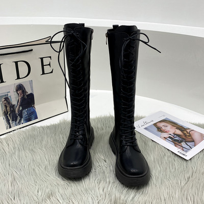 Μοντέρνες γυναικείες μπότες με κορδόνια και επίπεδη σόλα