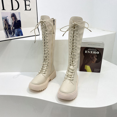 Μοντέρνες γυναικείες μπότες με κορδόνια και επίπεδη σόλα