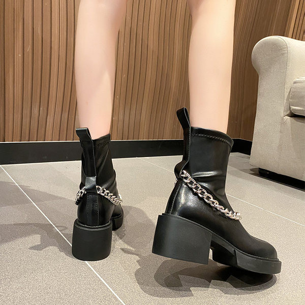 Актуални дамски боти на ток с метални елементи