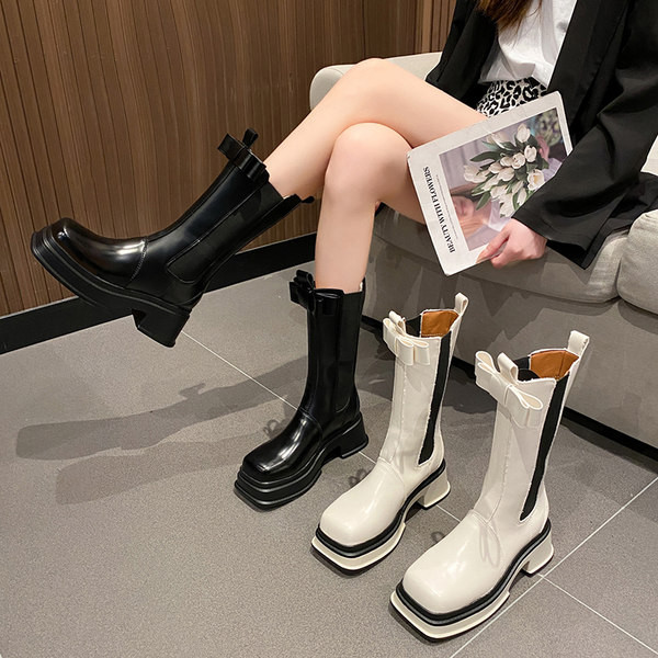 Moodsad kontsa ja paelaga naiste saapad