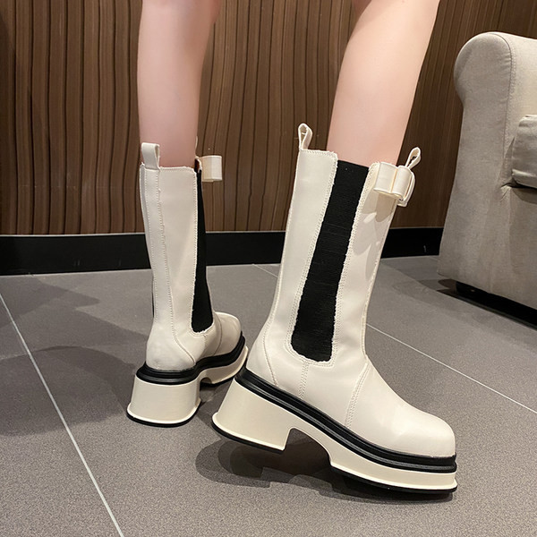 Moodsad kontsa ja paelaga naiste saapad