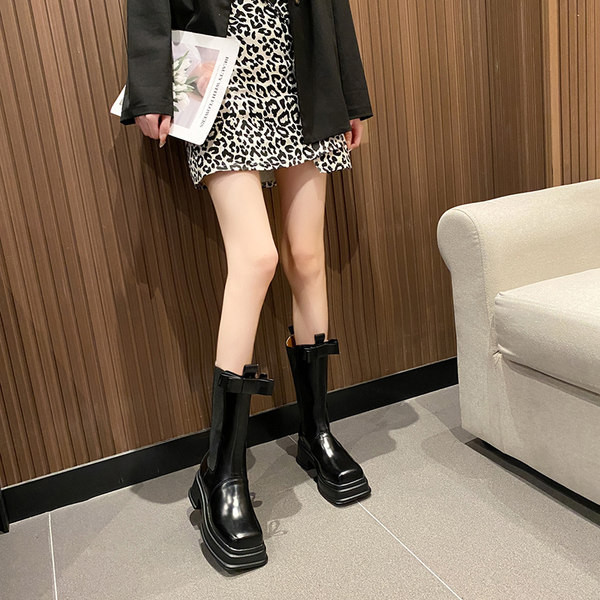 Moodsad kontsa ja paelaga naiste saapad