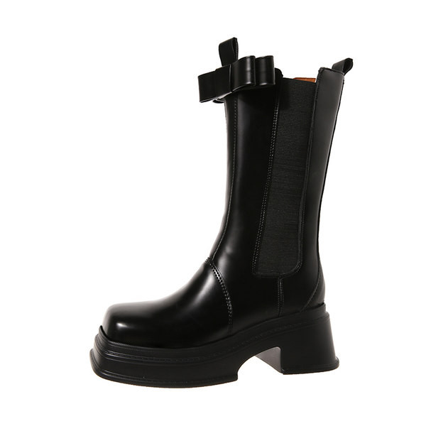 Moodsad kontsa ja paelaga naiste saapad