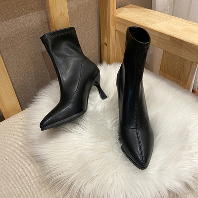 Μοντέρνες γυναικείες μπότες απλό μοντέλο με λεπτό τακούνι σε δύο μοντέλα