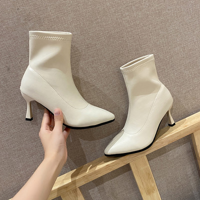 Μοντέρνες γυναικείες μπότες απλό μοντέλο με λεπτό τακούνι σε δύο μοντέλα