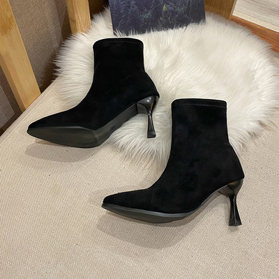 Μοντέρνες γυναικείες μπότες απλό μοντέλο με λεπτό τακούνι σε δύο μοντέλα