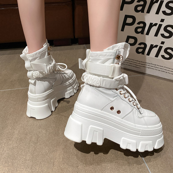 Μοντέρνες γυναικείες μπότες με ψηλή επίπεδη σόλα