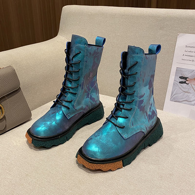 Μοντέρνες γυναικείες μπότες με κορδόνια και τραχιά σόλα