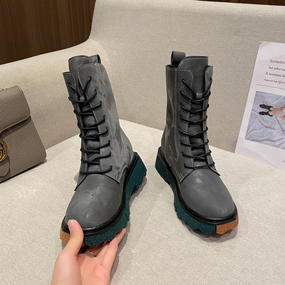 Μοντέρνες γυναικείες μπότες με κορδόνια και τραχιά σόλα