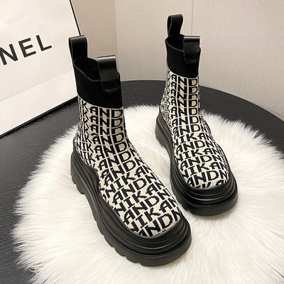 Μοντέρνες γυναικείες μπότες από ύφασμα με επιγραφή