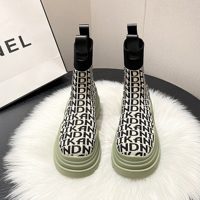 Μοντέρνες γυναικείες μπότες από ύφασμα με επιγραφή