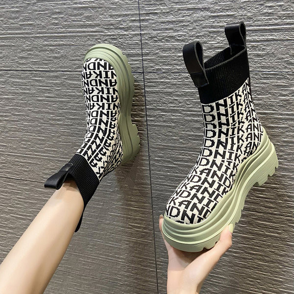 Μοντέρνες γυναικείες μπότες από ύφασμα με επιγραφή