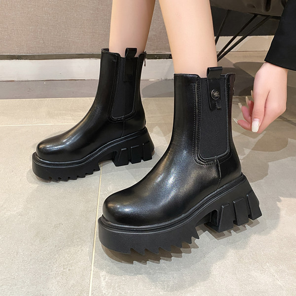 Γυναικείες μπότες με τραχιά σόλα και φερμουάρ