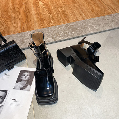 Praegused kõrge talla ja pandlaga naiste lakknahast saapad