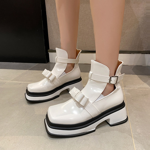 Praegused kõrge talla ja pandlaga naiste lakknahast saapad