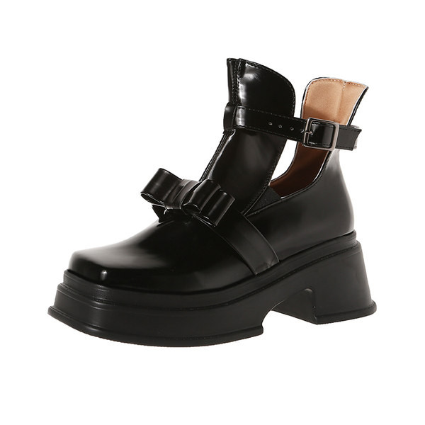 Praegused kõrge talla ja pandlaga naiste lakknahast saapad