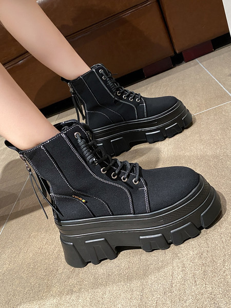 Modern női csizma magas talppal és fűzővel