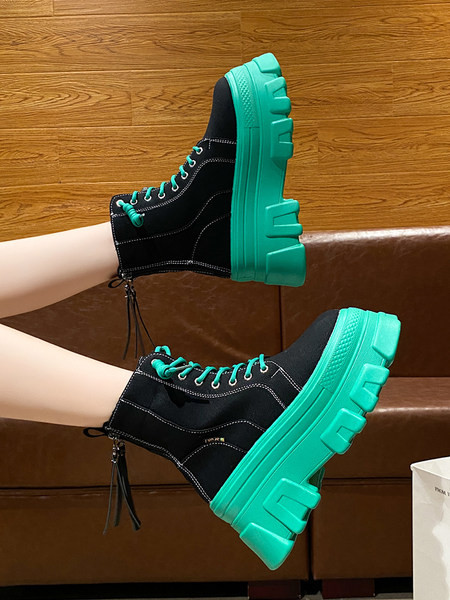 Modern női csizma magas talppal és fűzővel