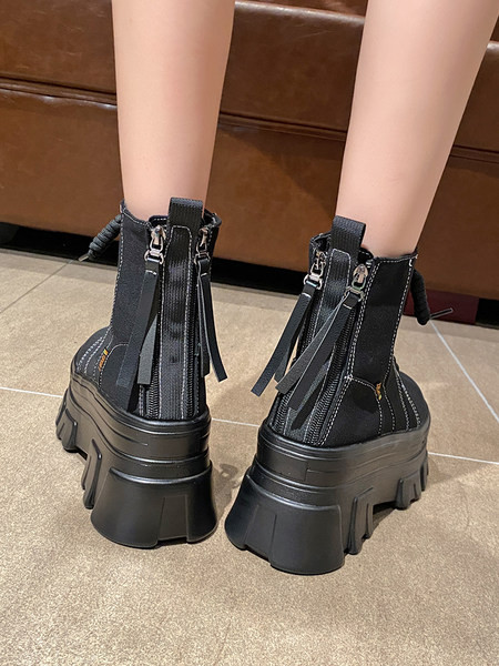 Modern női csizma magas talppal és fűzővel