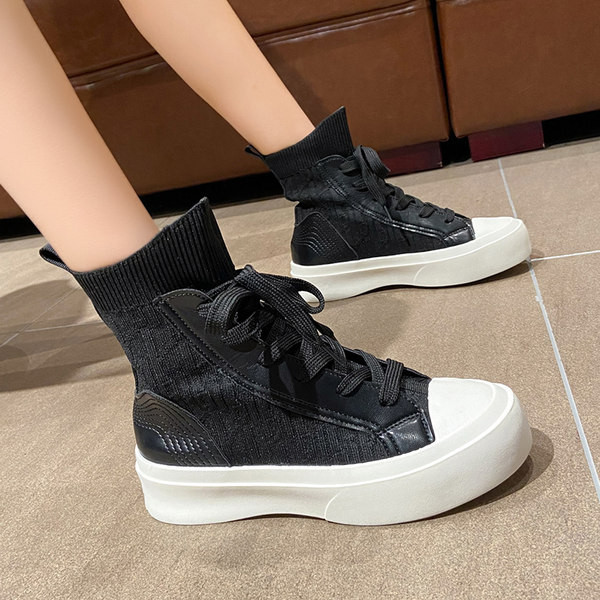 Naiste vabaaja saapad paelte ja lameda tallaga