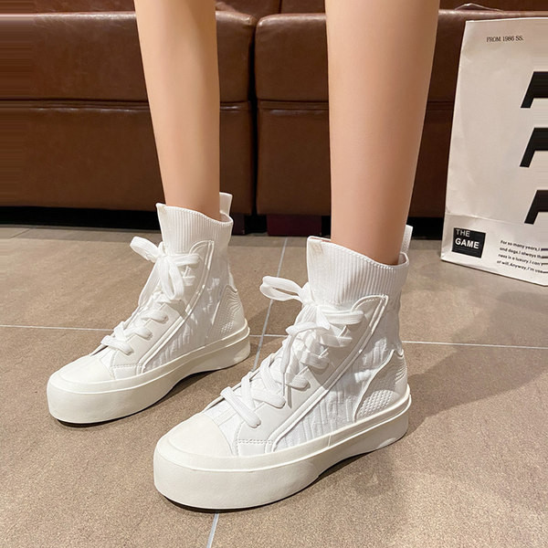 Naiste vabaaja saapad paelte ja lameda tallaga