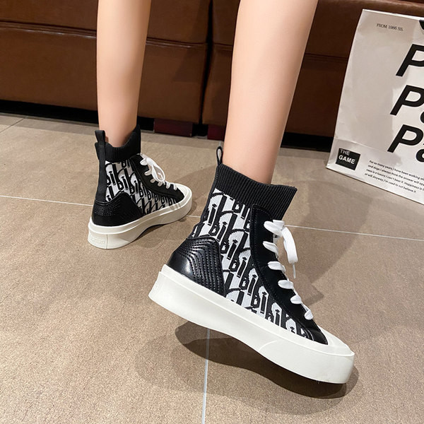 Naiste vabaaja saapad paelte ja lameda tallaga