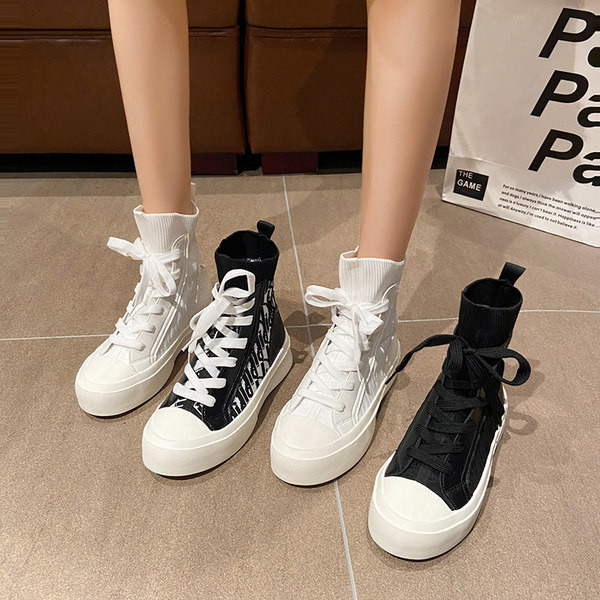 Naiste vabaaja saapad paelte ja lameda tallaga