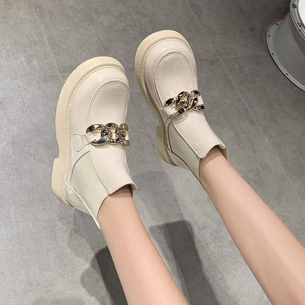 Bőr női csizma fém díszítéssel