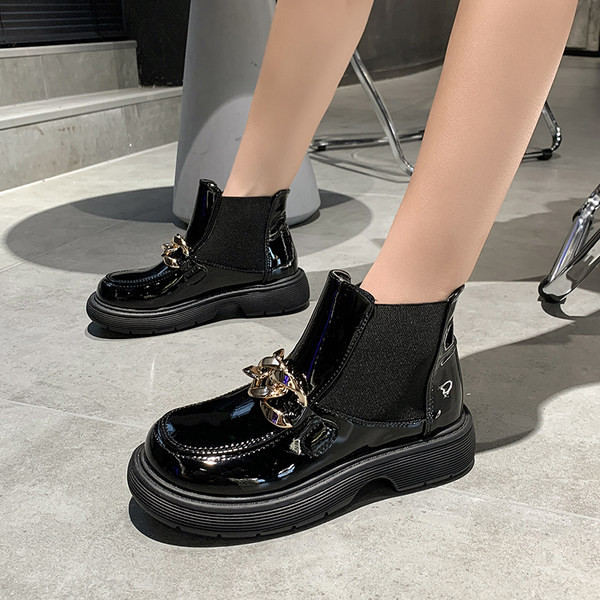 Bőr női csizma fém díszítéssel