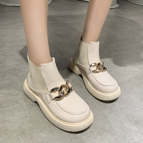 Bőr női csizma fém díszítéssel