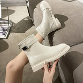 Alkalmi csizma cipzárral és csatokkal