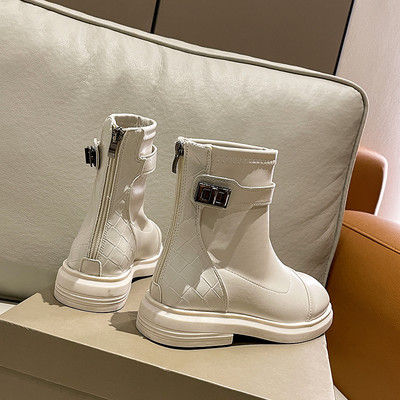 Alkalmi csizma cipzárral és csatokkal