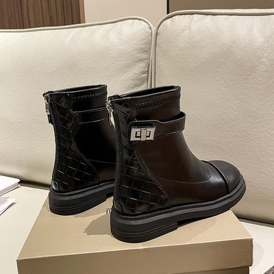 Alkalmi csizma cipzárral és csatokkal