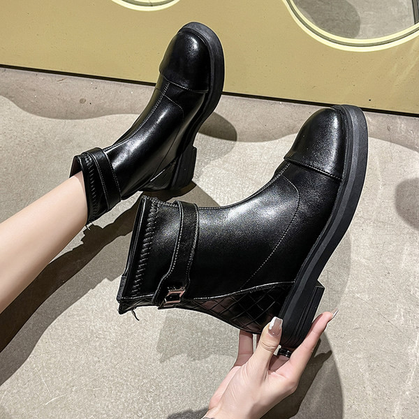 Alkalmi csizma cipzárral és csatokkal