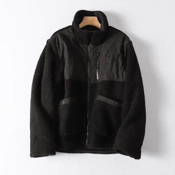 Lühike lukuga ja taskutega plüüsist jope