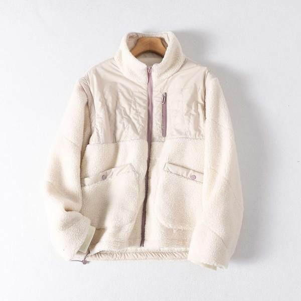 Lühike lukuga ja taskutega plüüsist jope