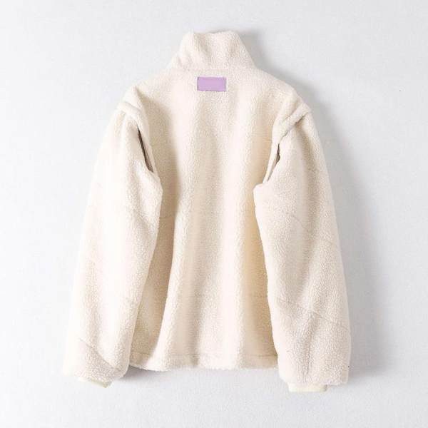 Lühike lukuga ja taskutega plüüsist jope